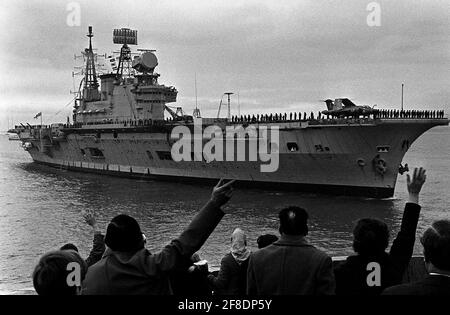 AJAXNETPHOTO. 26. JANUAR 1972. PORTSMOUTH, ENGLAND. - LETZTER EINTRAG - DER FLUGZEUGTRÄGER HMS EAGLE STEIGT ZUM LETZTEN MAL VOR DER STILLLEGUNG IN DEN MARINESTÜTZPUNKT EIN, BEGRÜSST VON WINKENDER MENSCHENMENGE AUF DEM ALTEN PORTSMOUTH'S RUNDTURM. EAGLE WAR EIN KÜHNER KLASSENTRÄGER. SCHWESTERSCHIFF WAR HMS ARK ROYAL. FOTO: JONATHAN EASTLAND/AJAX. REF:357203 13A 12 Stockfoto