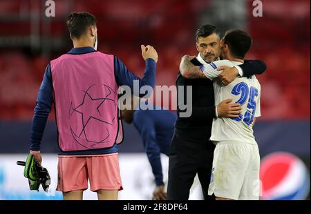 Der FC Porto-Manager Sergio Conceicao und Monteiro Otavio (rechts) erscheinen nach dem finalen Pfeifen während des UEFA Champions League-Spiels im Ramon Sanchez-Pizjuan Stadium in Sevilla niedergeschlagen. Bilddatum: Dienstag, 13. April 2021. Siehe PA Geschichte FUSSBALL Chelsea. Bildnachweis sollte lauten: Isabel Infantes/PA Wire. EINSCHRÄNKUNGEN: Nur redaktionelle Verwendung, keine kommerzielle Nutzung ohne vorherige Zustimmung des Rechteinhabers. Stockfoto