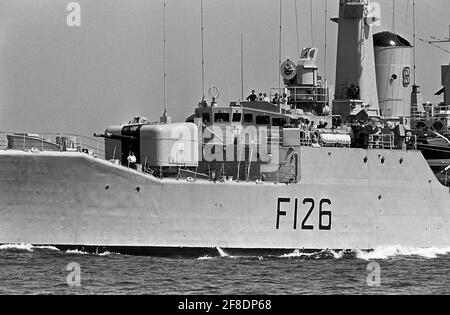 AJAXNETPHOTO. 1977. AUF SEE, ENGLISCHER KANAL. - FREGATTE HMS PLYMOUTH. ROTHESAY-KLASSE FREGATTE, GEBAUT AUF DER DEVONPORT DOCKYARD 1959. IM JAHR 1982 WAR PLYMOUTH EINES DER ERSTEN BRITISCHEN KRIEGSSCHIFFE, DAS WÄHREND DES FALKLAND-ISLANDS-KONFLIKTS IN DEN SÜDATLANTIK EINDEITETE UND WÄHREND DER OPERATION PARAQUET AN DER RÜCKKEHR SÜDGEORGIEN TEILNAHM. HIER IM ENGLISCHEN KANAL. FOTO: JONATHAN EASTLAND/AJAX REF:77 11 Stockfoto