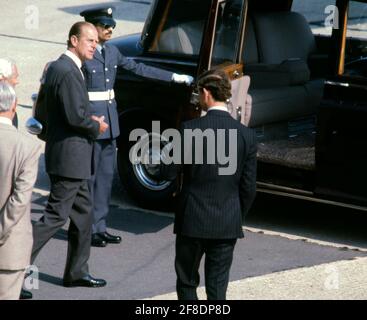 AJAXNETPHOTO. 30. AUGUST 1979. ROMSEY, ENGLAND. - BEERDIGUNG VON MOUNTBATTEN - S.H. PRINZ PHILP, HERZOG VON EDNBURGH (LINKS) UND S.H. PRINZ CHARLES (RECHTS) VERLASSEN DEN BAHNHOF VON ROMSEY, NACHDEM ER IM ZUG ANGEKOMMEN WAR, DER DEN SARG DES 1. EARL MOUNTBATTEN VON BURMA NACH DEM ADMIRAL DES FLEET'S-ATTENTATS IN IRLAND TRUG. FOTO: JONATHAN EASTLAND/AJAX REF:20310024 Stockfoto