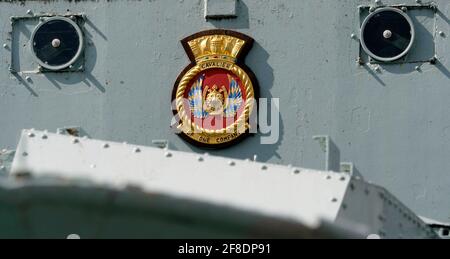 AJAXNETPHOTO. APRIL 2019. CHATHAM, ENGLAND. - ZERSTÖRER DES ZWEITEN WELTKRIEGS 75. JAHRESTAG - HMS CAVALIER, ZERSTÖRER DER C-KLASSE DES ZWEITEN WELTKRIEGS IM NR 2 DOCK AUF DEM CHATHAM HISTORISCHEN DOCKYARD KONSERVIERT. SHIP'S-WAPPEN AUF DER VORDERSEITE DER BRÜCKE. FOTO: JONATHAN EASTLAND/AJAX REF: GX8190304 130 Stockfoto