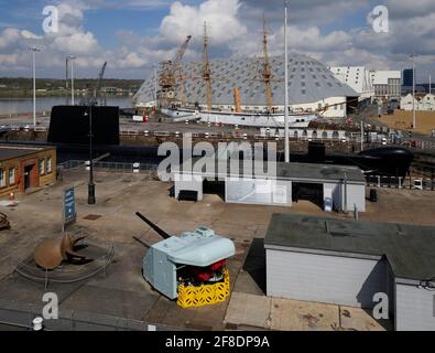 AJAXNETPHOTO. APRIL 2019. CHATHAM, ENGLAND. - HISTORIC DOCKYARD - HMS GANNET, EINE ZUSAMMENGESETZTE, MIT TEAK UND EISEN GERAHMTE DAMPF- UND SEGELSCHIFF BETRIEBENE VIKTORIANISCHE SCHLEUSE, DIE 1878 IN SHEERNESS GEBAUT WURDE. NACH 90 JAHREN DIENST ALS GLOBALES PATROUILLENSCHIFF UND ALS AUSBILDUNGSSCHIFF T.S. MERKUR BASIERT AUF DEM HAMBLE RIVER IN DER NÄHE VON SOUTHAMPTON, WURDE RESTAURIERT UND BEFINDET SICH NUN IM TROCKENDOCK DER NR 4 AM CHATHAM HISTORISCHEN DOCKYARD. DAS U-BOOT HMS OCELOT KANN DRYDOCKED NÄCHSTE KAMERA GESEHEN WERDEN. FOTO: JONATHAN EASTLAND/AJAXREF:GX8190304 123 Stockfoto