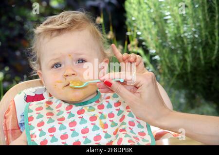 Portrait eines kleinen Mädchens mit Essensresten vom füttern um den Mund Stockfoto