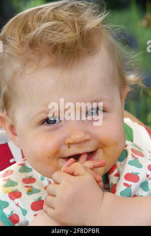 Portrait eine kleine Mädchen mit Essensreste vom füttern um den Mund Stockfoto