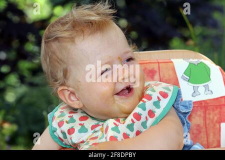 Portrait eine kleine Mädchen mit Essensreste vom füttern um den Mund Stockfoto