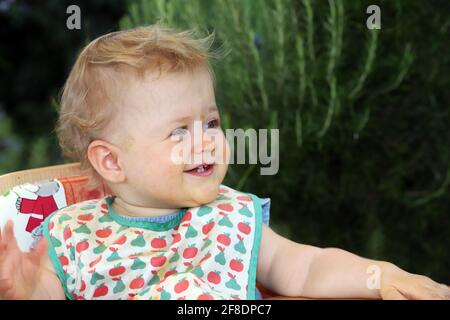 Portrait eine kleine Mädchen mit Essensreste vom füttern um den Mund Stockfoto