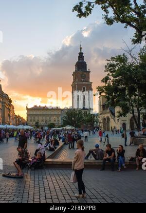 Krakau, Polen - 15. Juni 2014: Menschen, die Freizeit machen, wie ein Mädchen, das Geigeninstrument spielt, und Menschen versammeln sich über das Wochenende gegen den polnischen Bogen Stockfoto