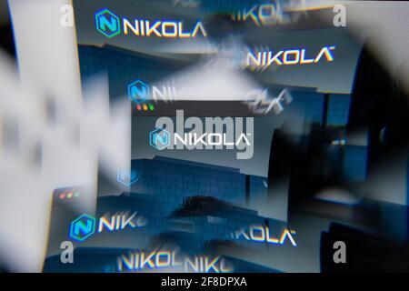 Mailand, Italien - 10. APRIL 2021: Nikola Motor-Logo auf dem Laptop-Bildschirm durch ein optisches Prisma gesehen. Illustratives redaktionelles Bild von Nikola Motor Websit Stockfoto