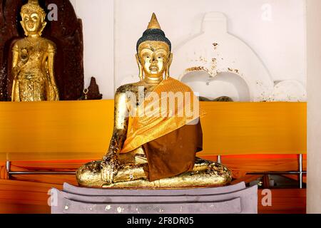 Goldene Buddha Statue in Thailand Tempel Stockfoto