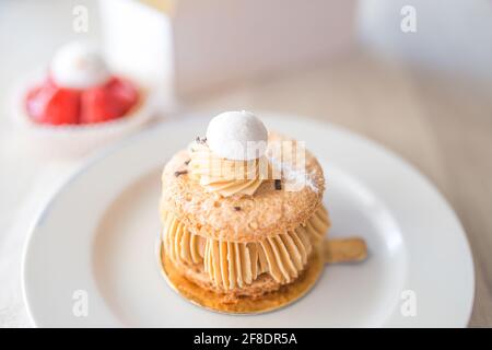 Dessert süßer Kuchen auf weißem Teller Stockfoto