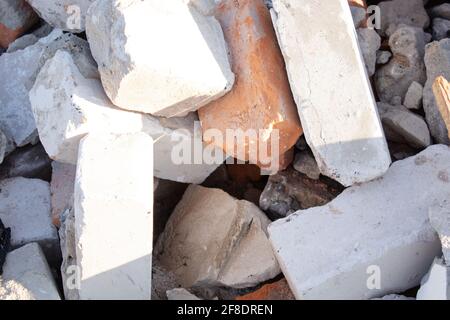 Stapel von alten gebrauchten Ziegeln. Hintergrund. Bau von Häusern. Stockfoto