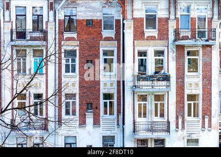 Das Fragment der Fassade des Gebäudes aus dem Jahr 1904 im Stil der nördlichen Moderne, in Stahlbeton, St. Petersburg, Russland entworfen Stockfoto