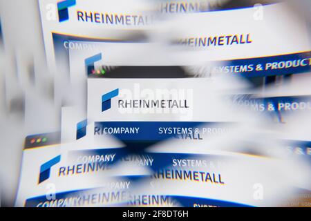 Mailand, Italien - 10. APRIL 2021: Rheinmetall-Logo auf Laptop-Bildschirm durch ein optisches Prisma gesehen. Illustratives redaktionelles Bild von der Rheinmetall-Website. Stockfoto