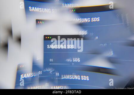 Mailand, Italien - 10. APRIL 2021: Samsung SDS-Logo auf dem Laptop-Bildschirm durch ein optisches Prisma gesehen. Illustratives redaktionelles Bild von der Samsung SDS-Website. Stockfoto