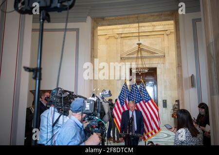 Washington, Vereinigte Staaten Von Amerika. April 2021. Der US-Senator Jim Inhofe (Republikaner von Oklahoma) stellt kurz Fragen von Reportern nach dem Mittagessen der GOP im Russell Senate Office Building in Washington, DC, Dienstag, 13. April 2021. Quelle: Rod Lamkey/CNP, weltweite Nutzung Quelle: dpa/Alamy Live News Stockfoto