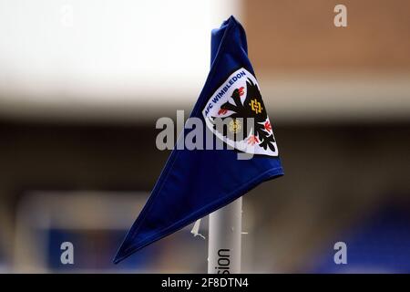 London, Großbritannien. April 2021. AFC Wimbledon Eckflagge .EFL Skybet Football League One match, AFC Wimbledon gegen Ipswich Town in der Plough Lane in London am Dienstag, 13. April 2021. Dieses Bild darf nur für redaktionelle Zwecke verwendet werden. Nur zur redaktionellen Verwendung, Lizenz für kommerzielle Nutzung erforderlich. Keine Verwendung bei Wetten, Spielen oder Veröffentlichungen in einem Club/einer Liga/einem Spieler. PIC von Steffan Bowen/Andrew Orchard Sports Photography/Alamy Live News Credit: Andrew Orchard Sports Photography/Alamy Live News Stockfoto