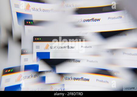 Mailand, Italien - 10. APRIL 2021: Stack Overflow Logo auf Laptop-Bildschirm durch ein optisches Prisma gesehen. Illustratives redaktionelles Bild von Stack Overflow We Stockfoto