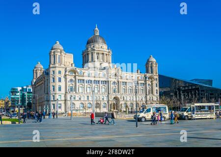 LIVERPOOL, GROSSBRITANNIEN, 7. APRIL 2017: Hafengebäude von Liverpool in Liverpool, England Stockfoto