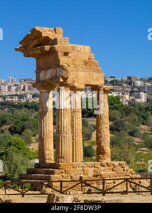 Tempel von Castor und Pollux bleibt mit Agrigento Stadt in Hintergrund Stockfoto