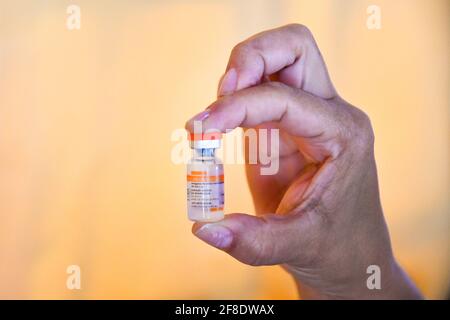 Hand mit einem Covid-19-Impfstoffröhrchen. Coronavac - Impfstoff Covid-19 von Butantan und Sinovac. Stockfoto