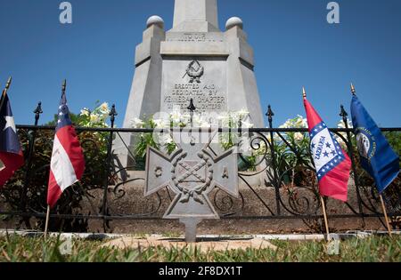 Marietta, GA, USA. April 2021. Flaggen der Südstaaten schmücken das Denkmal auf dem Friedhof der Marietta-Konföderierten am 11. April, um den Gedenktag der Konföderierten zu beobachten. Die Observanz entstand 1866 in Columbus, Georgia, um etwa 258,000 konföderierte Soldaten zu ehren, die im Krieg ums Leben kamen, und ist bekannt als Heroes Day in Texas und Florida und Confederate Decoration Day in Tennessee. Der Kulturfeiertag wird seit dem Ende des Bürgerkrieges in mehreren südlichen US-Bundesstaaten an verschiedenen Tagen beobachtet. Es ist ein offizieller Staatsfeiertag in South Carolina, Mississippi, Alabama, Florida und Tennessee. Geor Stockfoto