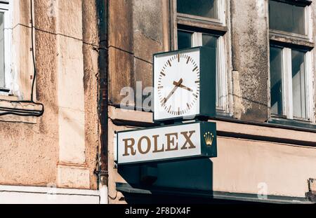 ZAGREB, KROATIEN - 27. März 2021: Vintage Rolex Zeichen und Uhr an der Wand eines alten Gebäudes in der Stadt. Stockfoto