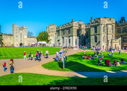 WARWICK, GROSSBRITANNIEN, 8. APRIL 2017: Innenhof des Warwick Castle, England Stockfoto