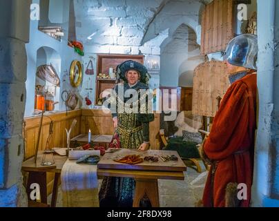 WARWICK, GROSSBRITANNIEN, 8. APRIL 2017: Blick auf eine Kammer des Warwick Castle, England Stockfoto