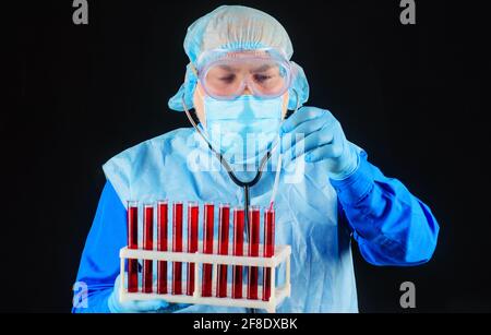 Der Arzt arbeitet mit der Blutprobe. Wissenschaftler mit Reagenzgläsern. Laborforschung. Stockfoto