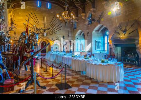 WARWICK, GROSSBRITANNIEN, 8. APRIL 2017: Blick auf einen Speisesaal des Warwick Castle, England Stockfoto