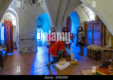 WARWICK, GROSSBRITANNIEN, 8. APRIL 2017: Blick auf eine Kammer des Warwick Castle, England Stockfoto