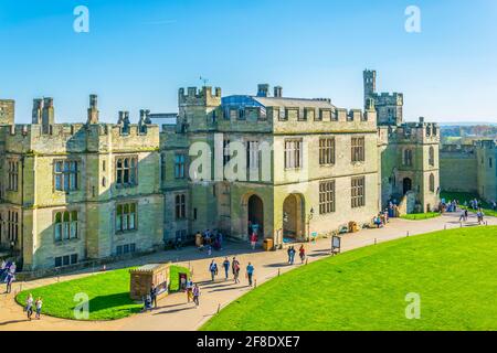 WARWICK, GROSSBRITANNIEN, 8. APRIL 2017: Innenhof des Warwick Castle, England Stockfoto