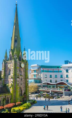 BIRMINGHAM, GROSSBRITANNIEN, 9. APRIL 2017: Kirche Saint Martin umgeben von Bullring Einkaufszentrum in Birmingham, England Stockfoto