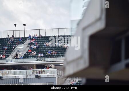 Atlanta, GA, USA. April 2021. Eine begrenzte Teilnehmerzahl von 33 % nimmt an einem MLB-Spiel zwischen den Philadelphia Phillies und Atlanta Braves im Truist Park in Atlanta, GA, Teil. Austin McAfee/CSM/Alamy Live News Stockfoto