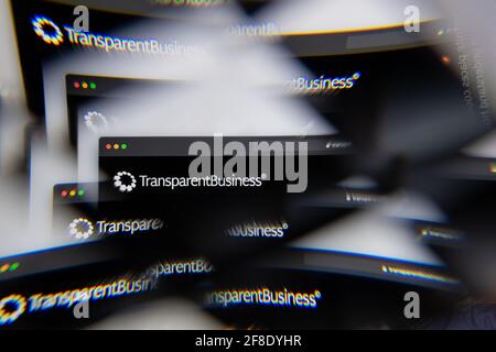 Mailand, Italien - 10. APRIL 2021: TransparentBusiness-Logo auf Laptop-Bildschirm durch ein optisches Prisma gesehen. Illustratives redaktionelles Bild von TransparentB Stockfoto