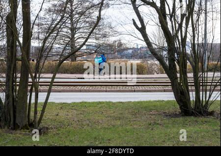 Helsinki / Finnland - 11. April 2019. Während der Pandemie des Coronavirus waren Lebensmittellieferungsunternehmen in Helsinki beschäftigt. Stockfoto