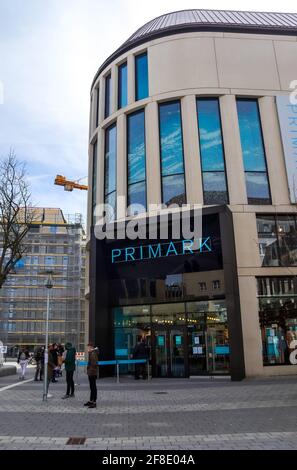 Eingang eines Primark-Stores in der Stadt Kiel In Deutschland mit wartenden Menschen während der Coronapandemie Stockfoto