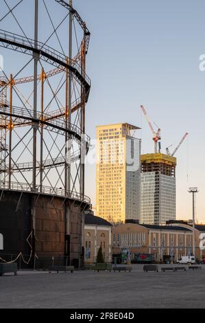 Helsinki / Finnland - 21. April 2020. Zwei Wolkenkratzer, Majakka und Loisto, werden im Wohnviertel Kalasatama gebaut. Stillgelegter Gasstrom Stockfoto