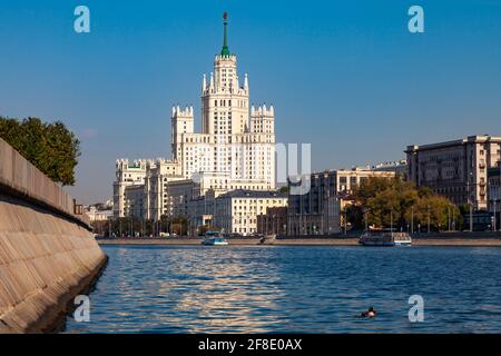 Blick auf einen der Wolkenkratzer Stalins in Moskau vom Ufer des Flusses Moskau aus. Stockfoto