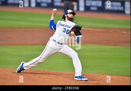 Atlanta, GA, USA. April 2021. Atlanta Braves Pitcher Ian Anderson liefert während des zweiten Innings eines MLB-Spiels gegen die Philadelphia Phillies im Truist Park in Atlanta, GA, einen Pitch aus. Austin McAfee/CSM/Alamy Live News Stockfoto