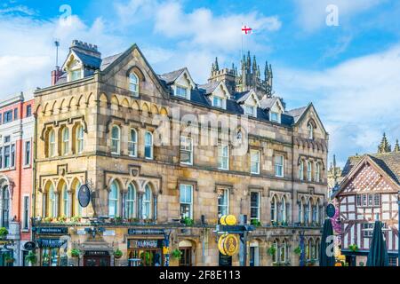 MANCHESTER, GROSSBRITANNIEN, 11. APRIL 2017: Restaurants voller Menschen auf dem Shambles Square in Manchester, England Stockfoto