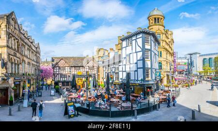 MANCHESTER, GROSSBRITANNIEN, 11. APRIL 2017: Restaurants voller Menschen auf dem Shambles Square in Manchester, England Stockfoto