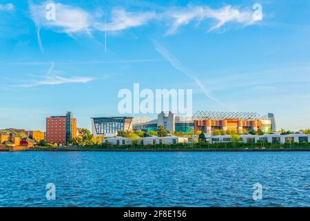 MANCHESTER, GROSSBRITANNIEN, 11. APRIL 2017: Das alte trafford-Stadion von Manchester United über den Fluss Irwell, England Stockfoto