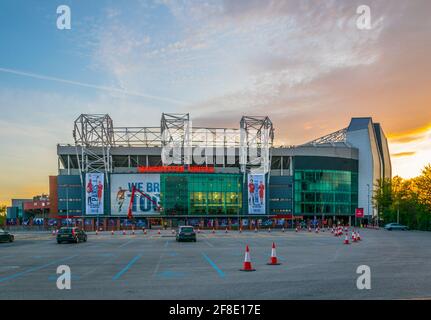 MANCHESTER, GROSSBRITANNIEN, 11. APRIL 2017: Altes trafford-Stadion von Manchester United bei Sonnenuntergang, England Stockfoto