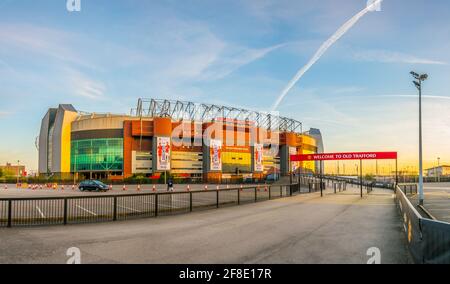 MANCHESTER, GROSSBRITANNIEN, 11. APRIL 2017: Altes trafford-Stadion von Manchester United bei Sonnenuntergang, England Stockfoto