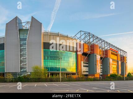 MANCHESTER, GROSSBRITANNIEN, 11. APRIL 2017: Altes trafford-Stadion von Manchester United bei Sonnenuntergang, England Stockfoto