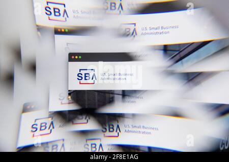 Mailand, Italien – 10. APRIL 2021: SBA-Logo DER US Small Business Administration auf dem Laptop-Bildschirm, das durch ein optisches Prisma gesehen wird. Illustratives redaktionelles Bild Stockfoto