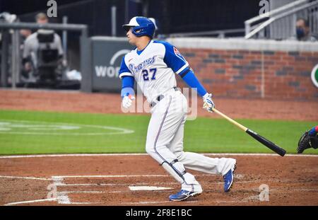 Atlanta, GA, USA. April 2021. Atlanta Braves im Truist Park in Atlanta, GA, spielt der Feldspieler Austin Riley beim ersten Inning eines MLB-Spiels gegen die Philadelphia Phillies. Austin McAfee/CSM/Alamy Live News Stockfoto