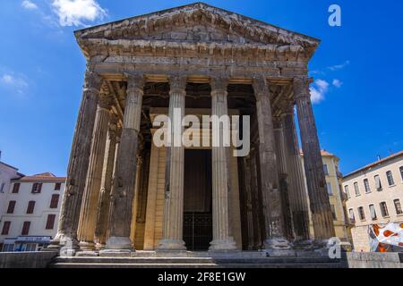 Vienne, Frankreich - 22. August 2019: Antiker römischer Tempel von Augustus und Livia mit korinthischen Säulen in Vienne im französischen Departement Isere Stockfoto