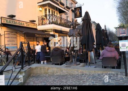 Die Leute genießen ihre Getränke oder Speisen in der Trafalgar Taverne Greenwich Stockfoto